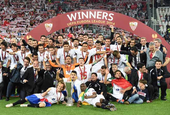 El Sevilla celebr sobre el csped de Turn el ttulo de la Europa League.