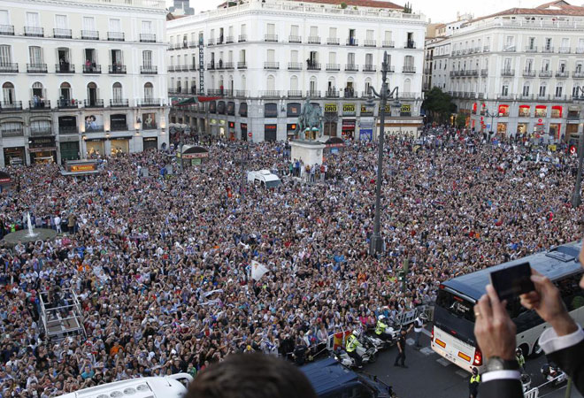 La sede de la Comunidad de Madrid fue la primera parada de la fiesta blanca. Así de abarrotada estaba la Puerta del Sol.