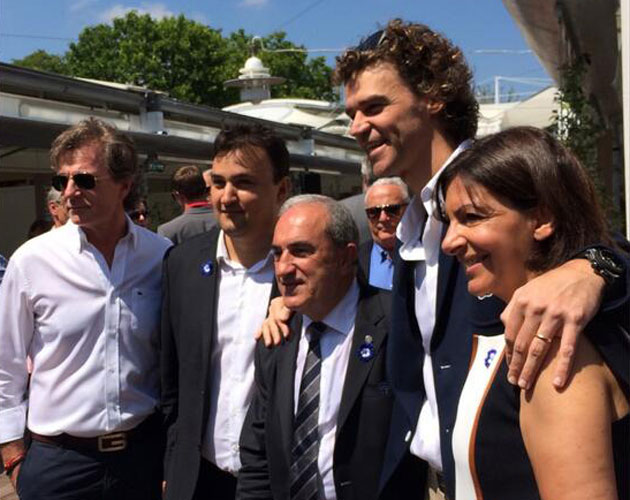 Desde primera hora de la maana, los VIPS aparecen por las instalaciones de Roland Garros. Entre otros, el excampen en tierras parisinas Guga Kuerten. Es difcil ver al brasileo con otro gesto que no sea una sonrisa.