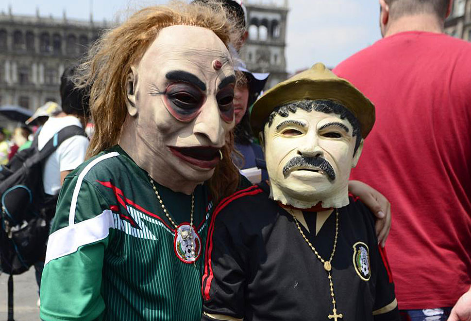 La aficin mexicana le puso al partido su habitual toque picante y de color.