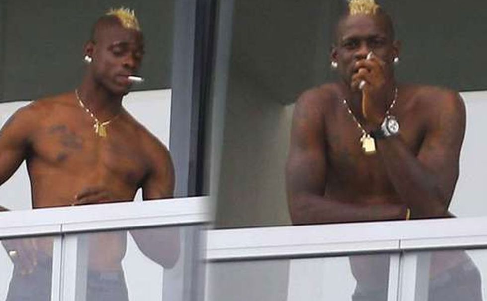 El italiano est pasando sus vacaciones en Miami con su novia y se le ha visto en el balcn del hotel fumndose un pitillo.