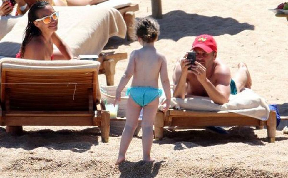 Andrs Iniesta saca una foto a su hija en la playa desde su retiro vacacional