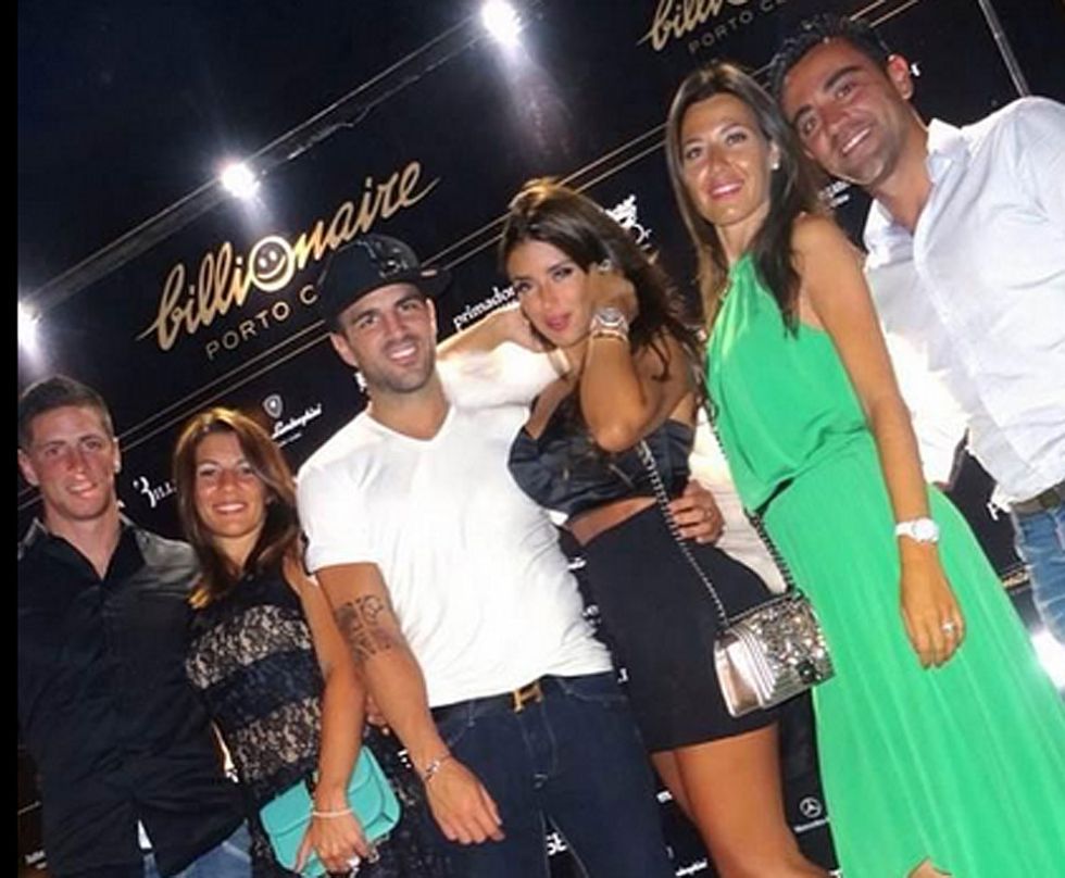 Torres, Cesc y Xavi, acompados de sus parejas, a las puertas del Billionaire, un exclusivo club de Cerdea.