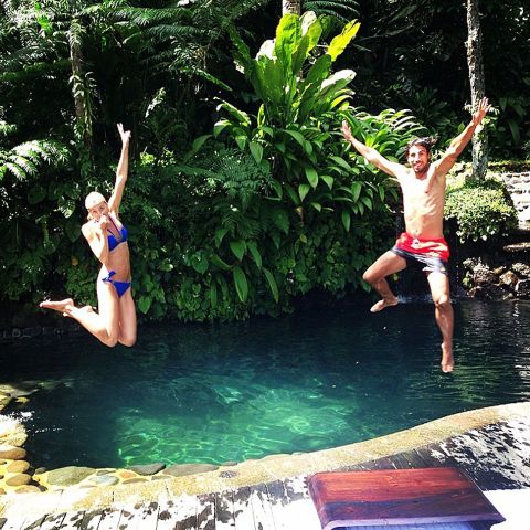 Sami Khedira y su pareja Lena Gercke saltan a la piscina durante sus vacaciones. El alemn no parece muy preocupado por su futuro...
