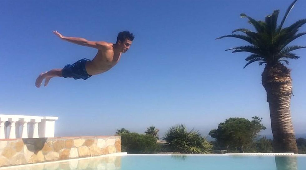 Marc Mrquez dej esta foto haciendo el salto del ngel en una piscina quitndose todo el estrs de la primera parte del Mundial de MotoGP.