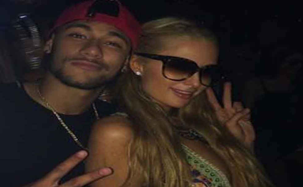 El futbolista del FC Barcelona, Neymar, colg en su perfil de Instagram este 'selfie' en compaa de la heredera multimillonaria Paris Hilton.