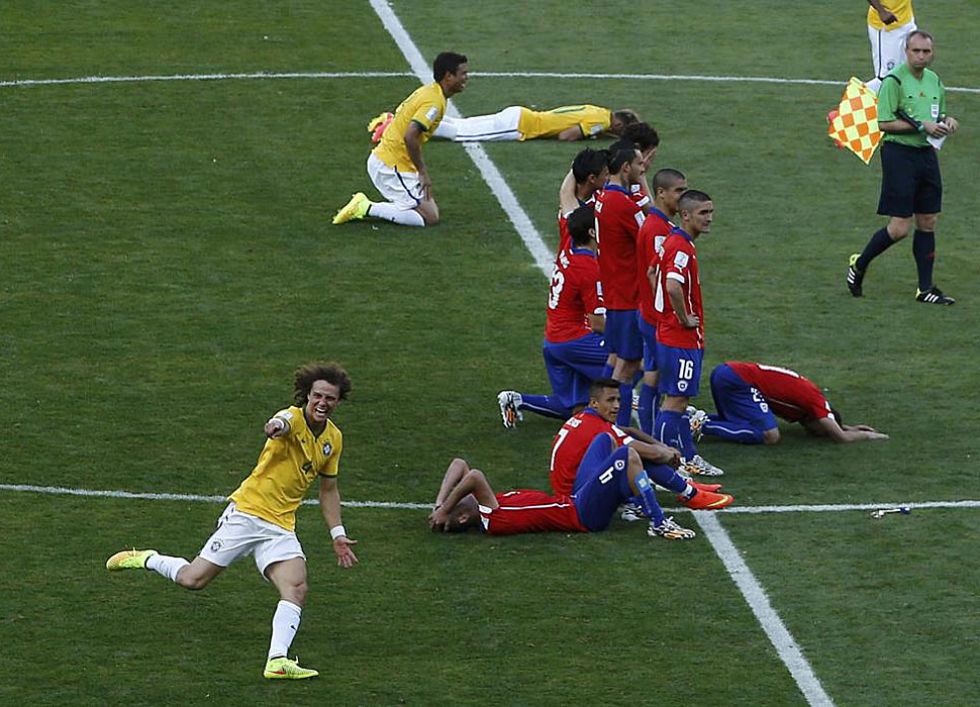 Las dos caras del fútbol: Brasil celebra y Chile llora.