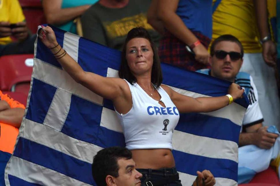 Una seguidora griega en el estadio Beira Rio.