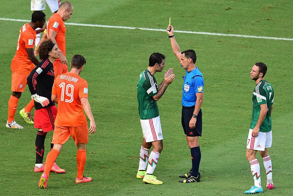 Rafa Mrquez cometi el penalti decisivo sobre Robben. Lo protest.
