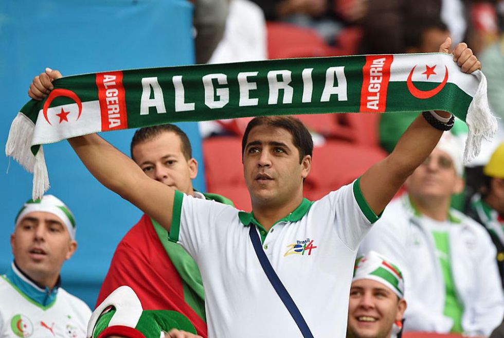 No son muchos los aficionados argelinos presentes en Brasil, pero su selección no estará sola esta noche.