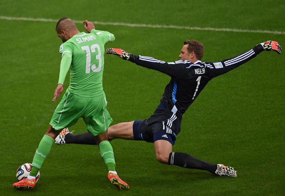 Neuer tapa el disparo de Slimani en una contra muy peligrosa de la selección argelina.