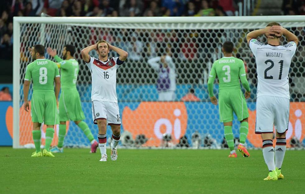 Los jugadores alemanes se lamentan tras una ocasión desperdiciada al comienzo de la segunda parte.
