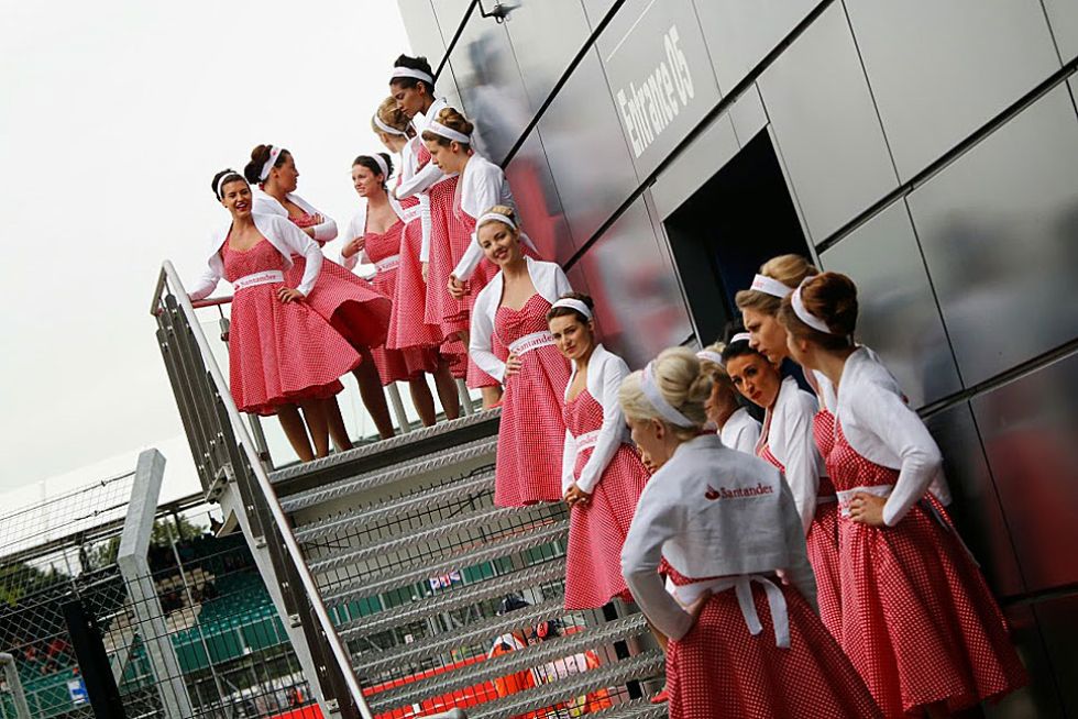 Las bellas y amables azafatas del Gran Premio de Gran Bretaa.