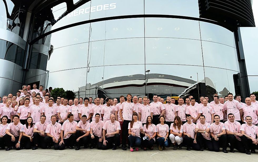 Las integrantes del equipo McLaren se fotografa con la camiseta en homenaje al difunto padre de Jenson Button.
