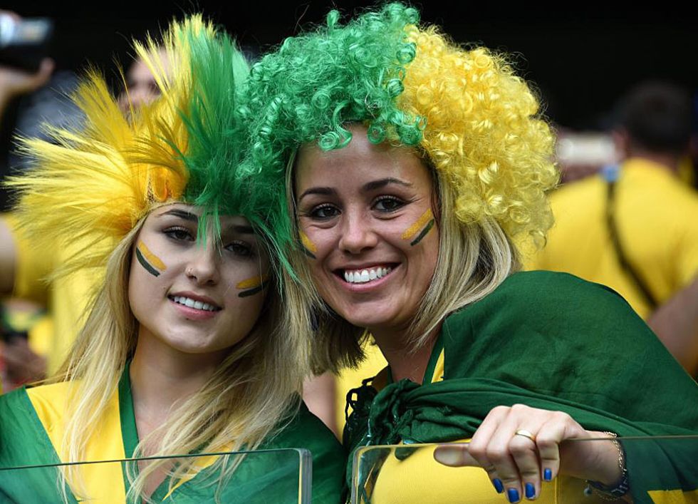 Dos aficionadas brasileas en las gradas del estadio Mineirao de Belo Horizonte.