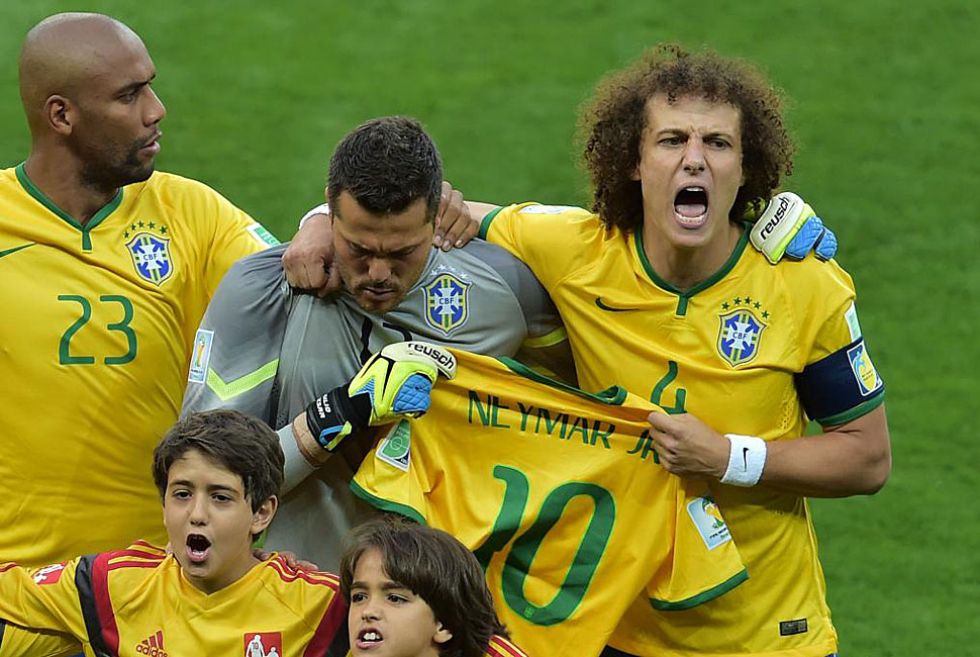 Jlio Csar y David Luiz sostienen la camiseta de Neymar mientras suena el himno de Brasil.