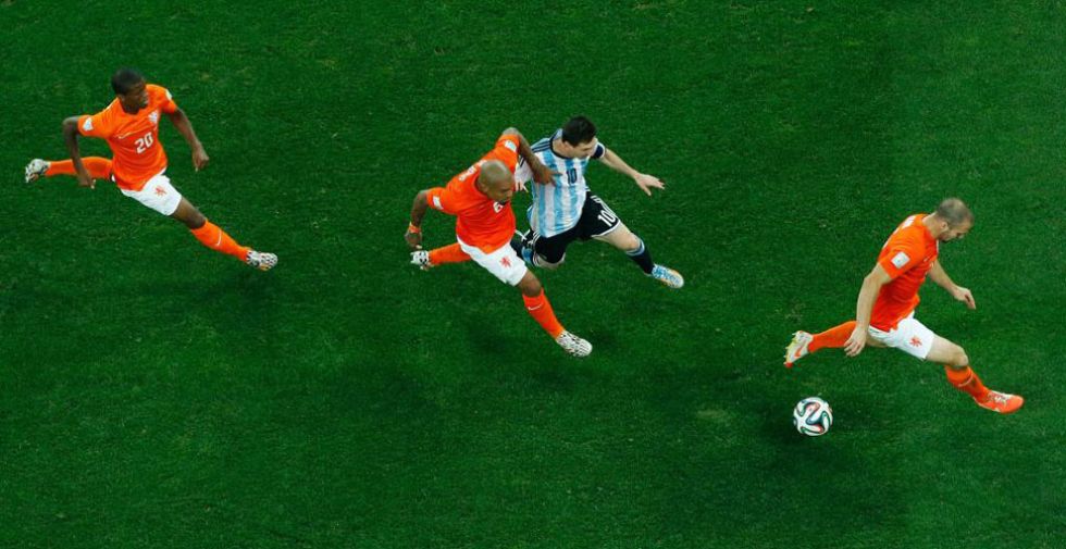 La defensa en línea de Holanda. Todos contra Messi.