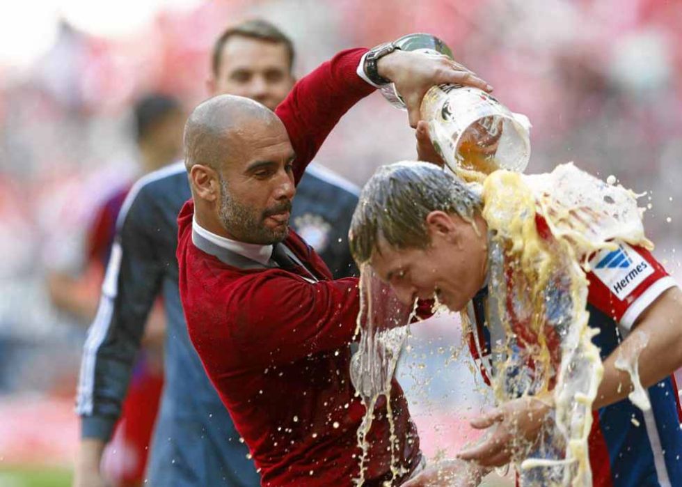 El entrenador del Bayern remoja en cerveza a Kroos durante la celebracin del ttulo de la Bundesliga (2014).