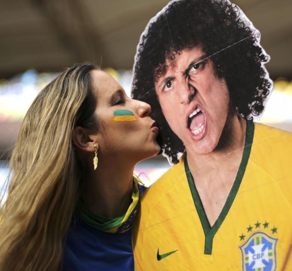 Esta aficionada perdona al central brasileo, con el que vio el partido.
