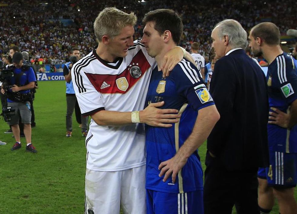 Schweinsteiger habla con Messi tras el partido.