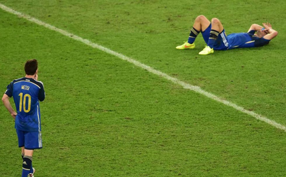 Los jugadores argentinos, hundidos tras la derrota.