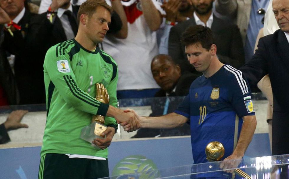 Messi le da la mano a Neuer tras recibir el Baln de Oro del Mundial.