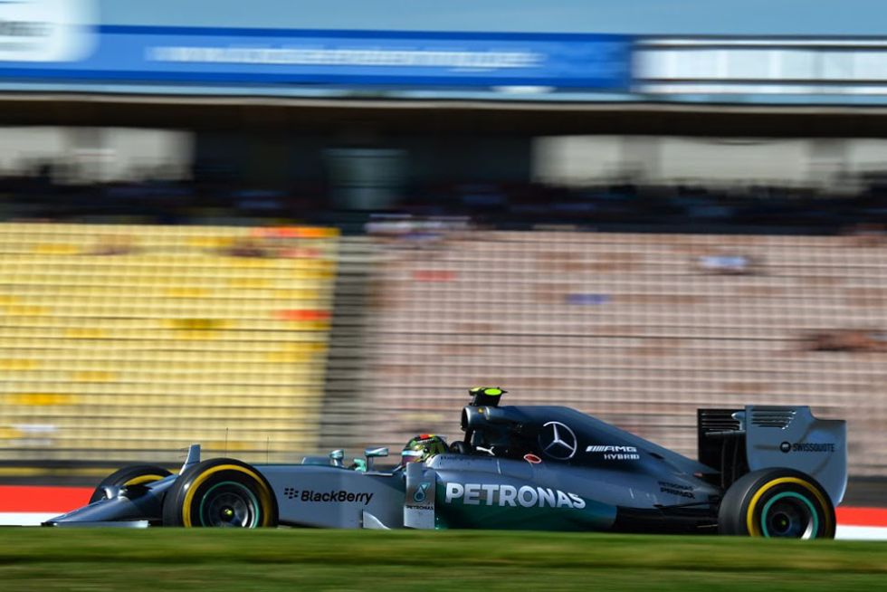 Las mejores fotografas de los entrenamientos del viernes en el Gran Premio de Alemania. Los Mercedes siguen punteros a pesar de no llevar FRIC, Alonso con problemas y Kobayashi usando un extintor.