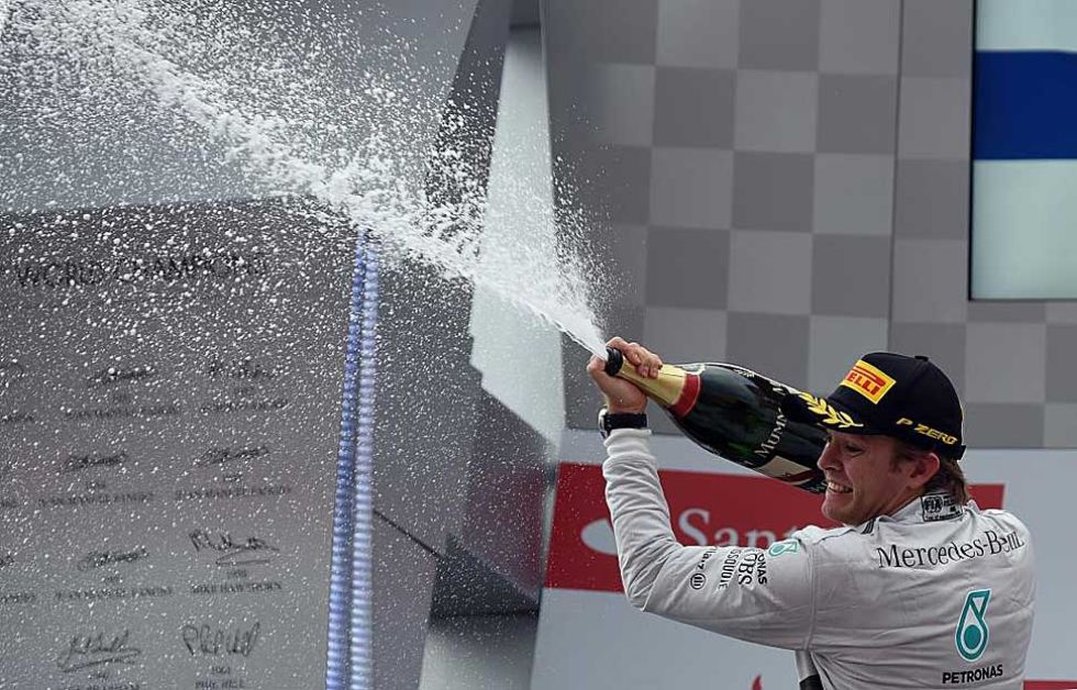 Nico Rosberg celebra en el podio la victoria en el GP de su pas.