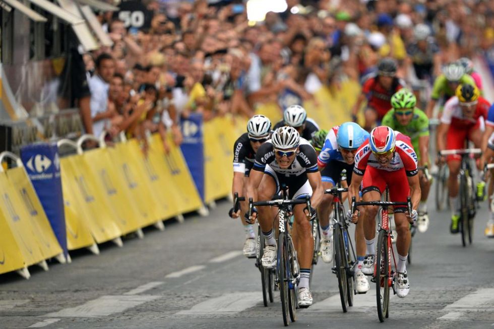 Kittel y Kristoff ofrecieron un espectacular cierre de Tour con un sensacional sprint que estuvo muy reido.