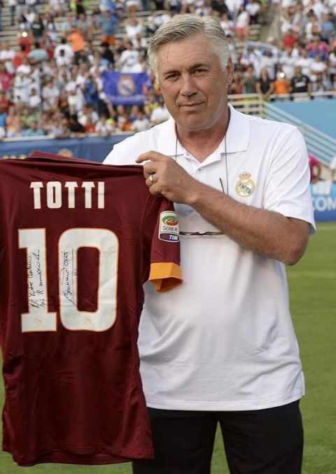 El tcnico madridista recibi una camiseta dedicada por Totti.