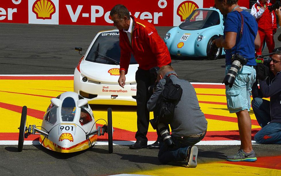 Fernando Alonso y Kimi Rikknen vivieron una nueva experiencia de pilotaje en un acto de Shell. Los dos pilotos de Ferrari probaron un 'Eco marathon car', donde, sin duda, la posicin al volante es muy llamativa.
