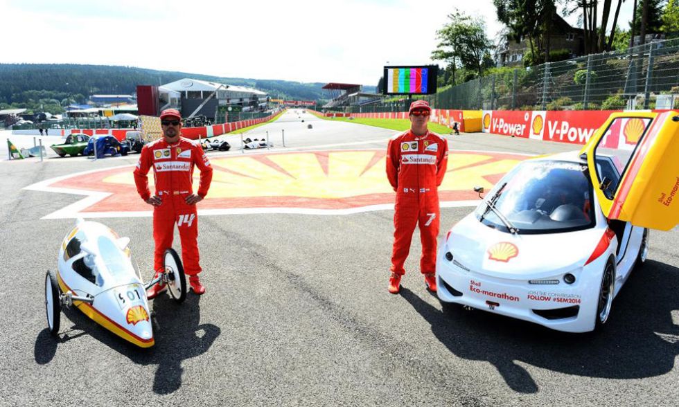 Fernando Alonso y Kimi Rikknen vivieron una nueva experiencia de pilotaje en un acto de Shell. Los dos pilotos de Ferrari probaron un 'Eco marathon car', donde, sin duda, la posicin al volante es muy llamativa.