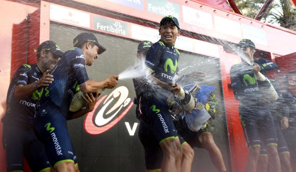 El colombiano del Movistar, y favorito a llevarse esta Vuelta, celebr a lo grande el triunfo junto a sus compaeros.