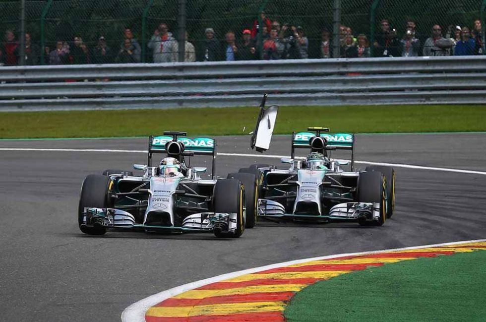 Rosberg toca a Hamilton. Ah cambi la carrera.