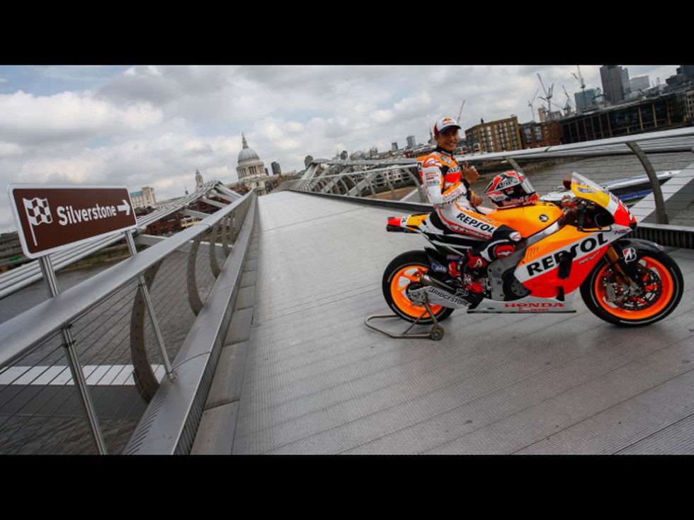 Marc Mrquez se lo pas en grande en Londres. En la semana previa al Gran Premio de Gran Bretaa, el lder del Mundial se llev su Honda al Puente del Milenio, en la capital inglesa, para realizar una exhibicin. Descubre las mejores fotos.