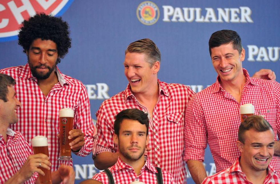 Los jugadores del equipo alemn se juntaron hoy para hacer una sesin de fotos ante a la fiesta ms famosa de la ciudad de Munich.