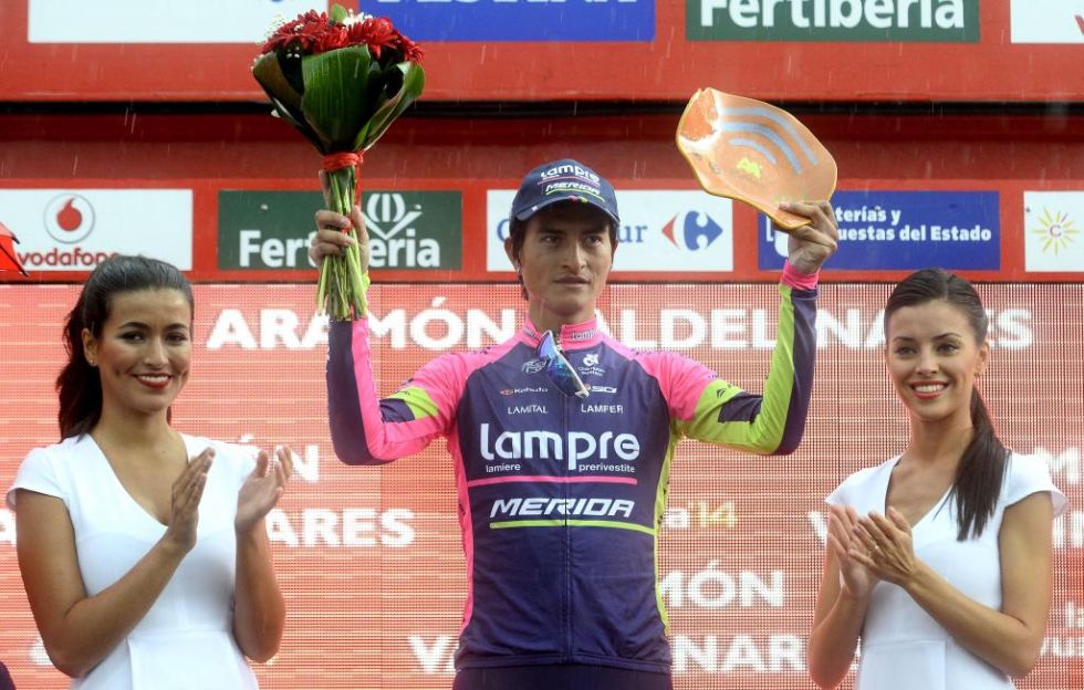 Winner Anacona subi al podio de una gran vuelta por primera vez en su carrera y se estren tambin junto a las guapas azafatas de la Vuelta.
