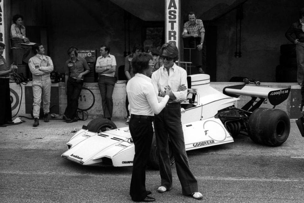 Imagen del 8 de septiembre de 1974 durante el Gran Premio de Italia. Bernie Ecclestone, por entonces dueo de Brabham, charla con Luca di Montezemolo, team manager de Ferrari.