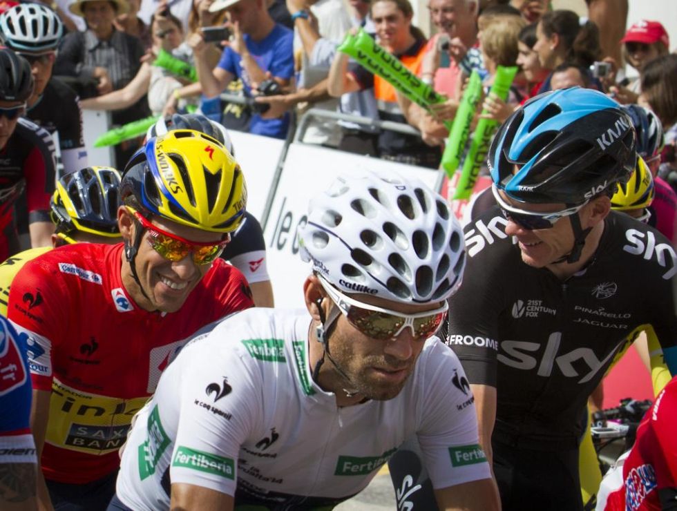 Alberto Contador charlaba as de animado con Chris Froome antes de la etapa justo a lado de Alejandro Valverde, los tres primeros clasificados de la Vuelta.