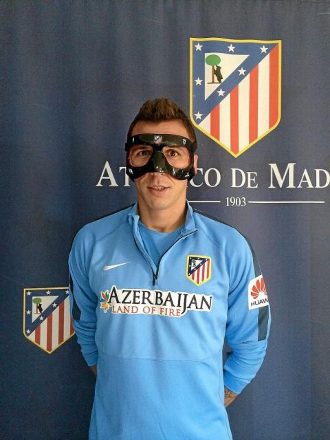 Son muchos los jugadores que han tenido que llevar una mscara despus de sufrir una fractura nasal. Mandzukic, Fernando Torres, Puyol, o Ballack son algunos de los futbolistas que han disputado encuentros con dicha proteccin.