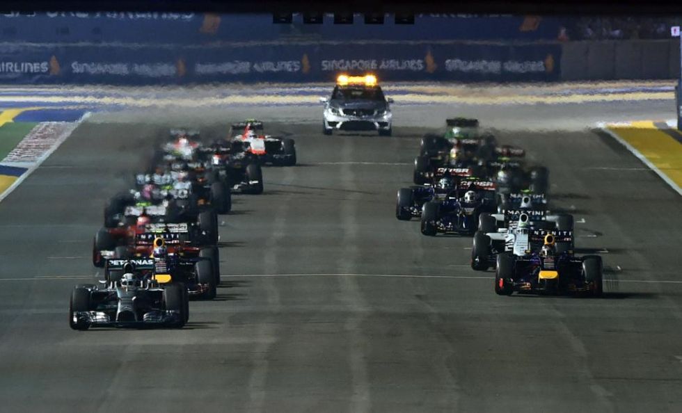 Nico Rosberg no pudo salir desde la segunda posicin de la parrilla por problemas en su volante. El alemn parti desde el 'pit lane'.