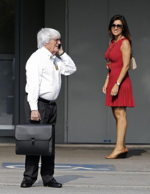 El patrn de la Frmula 1, Bernie Ecclestone, habla por telfono antes de la carrera.
