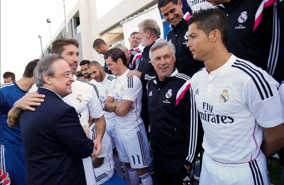 El Real Madrid se hizo en Valdebebas la foto oficial de la temporada 2014-2015. En la imagen, Florentino Prez departe con Sergio Ramos, Cristiano, Carlo Ancelotti y Fernando Hierro.