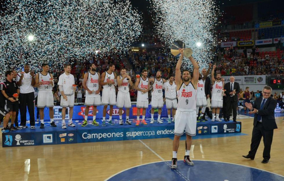 Felipe Reyes levantando el trofeo de campon Supercopa Endesa