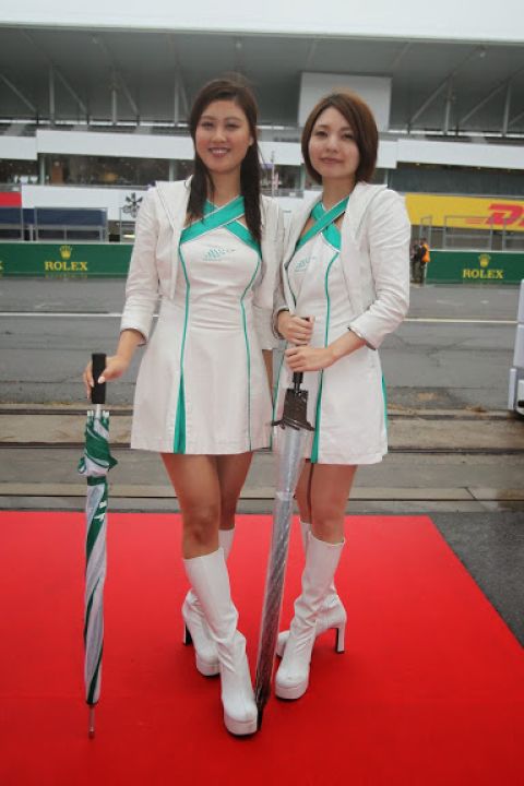 Dos azafatas del paddock posan en Suzuka.