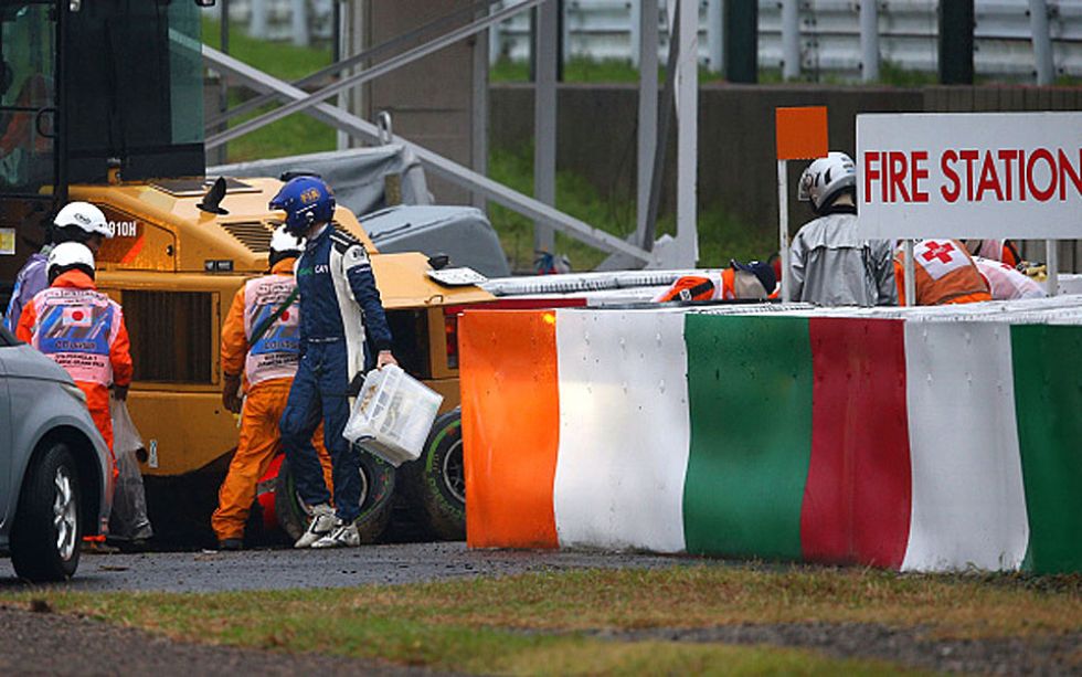 El Gran Premio de Japn tuvo que ser suspendido a siete vueltas del final tras el grave accidente sufrido por Jules Bianchi. El piloto francs de Marussia se estrell contra la gra que retiraba el coche accidentado de Adrin Sutil