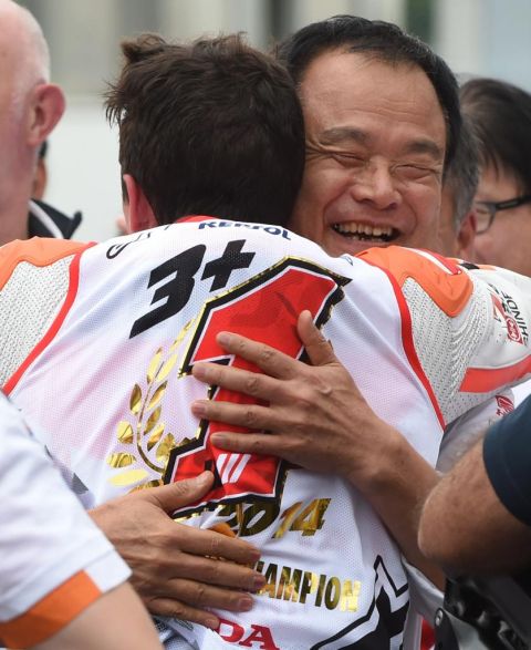 Por fin Honda pudo celebrar un ttulo mundial en casa. En la imagen, Takanobu, presidente de la compaa, se abraza a Mrquez.