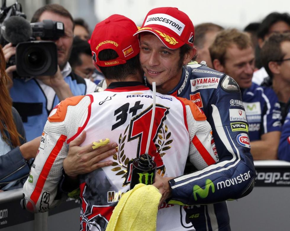Valentino Rossi felicit a Marc Mrquez tras el xito del piloto espaol. Los nueve ttulos mundiales del italiano estn ms cerca.