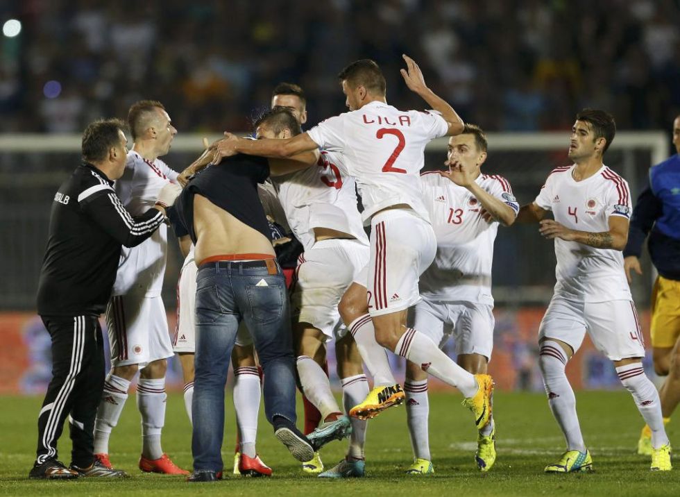 El partido entre Serbia y Albania, de clasificacin para la Eurocopa 2016, fue suspendido debido a un amago de enfrentamiento entre los jugadores, al lanzamientos de petardos y bengalas desde la grada y a un intento de invasin del campo.