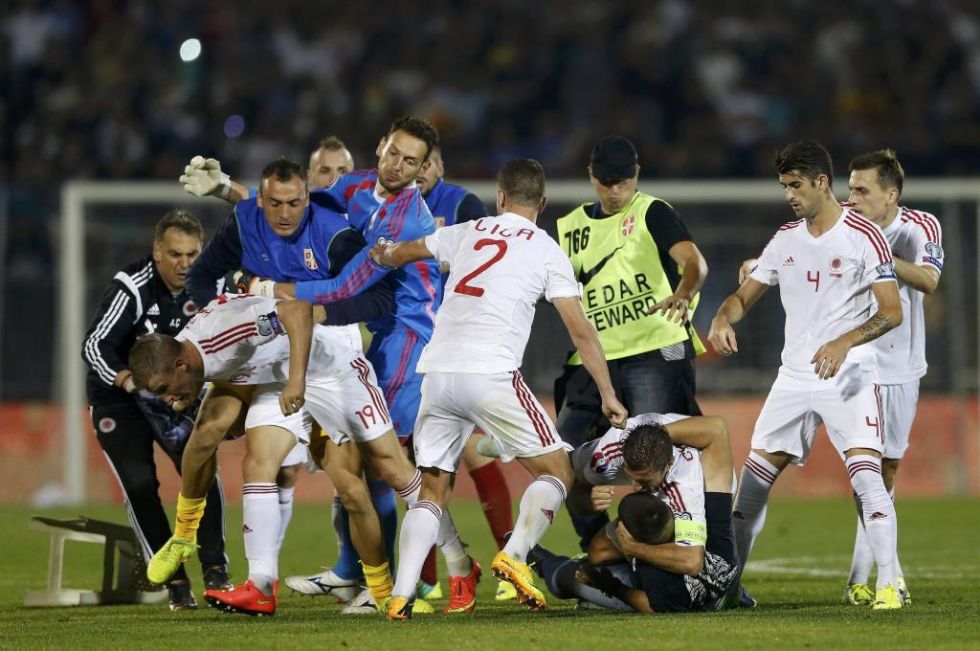 El partido entre Serbia y Albania, de clasificacin para la Eurocopa 2016, fue suspendido debido a un amago de enfrentamiento entre los jugadores, al lanzamientos de petardos y bengalas desde la grada y a un intento de invasin del campo.
